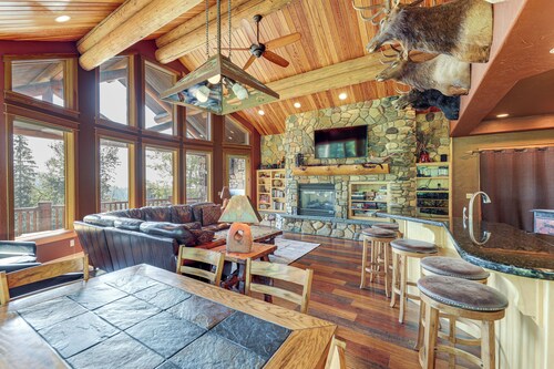 Ski-In/Out, Hot Tub: Spacious Retreat in Whitefish