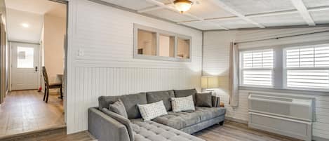Fernseher, Kamin, Bücher