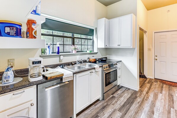 Fridge, microwave, stovetop, dishwasher