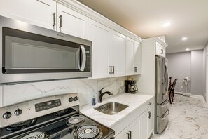 Geladeira, micro-ondas, cooktop, cafeteira/chaleira