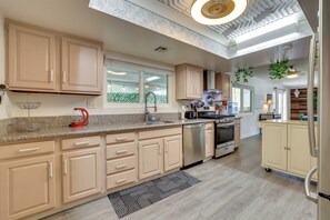 Kjøleskap, mikrobølgeovn, oppvaskmaskin og kaffetrakter/tekoker