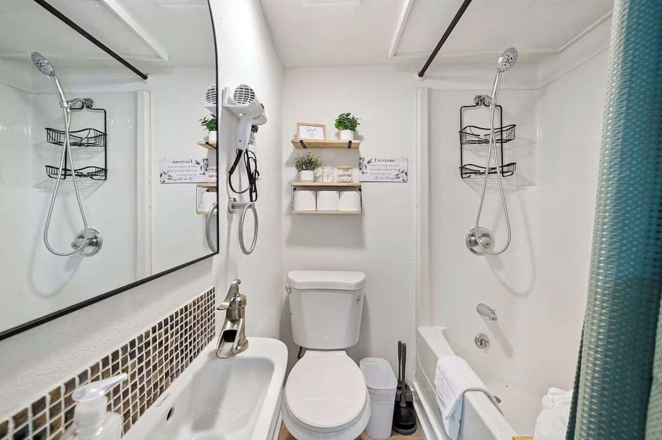 Haartrockner, Handtücher, Seife, Toilettenpapier