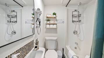 Haartrockner, Handtücher, Seife, Toilettenpapier