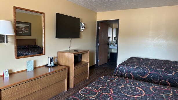 Basic Double Room | Blackout drapes, iron/ironing board, WiFi (free) - Elgin Sleepin Inn (Elgin)