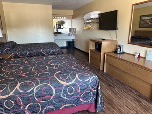 Quarto casal básico | Cortinas blackout, ferros/tábuas de passar roupa, Wi-Fi de cortesia