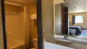 Basic Double Room | Bathroom | Free toiletries, hair dryer, towels, soap