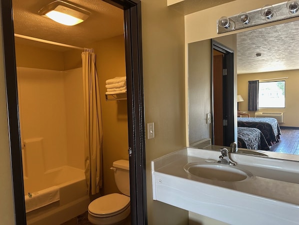 Basic Double Room | Bathroom | Free toiletries, hair dryer, towels, soap - Elgin Sleepin Inn (Elgin)