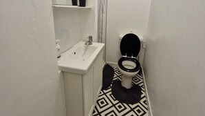 Hair dryer, towels, soap, toilet paper - Delightful 1-bedroom apartment in Kill (Kill)