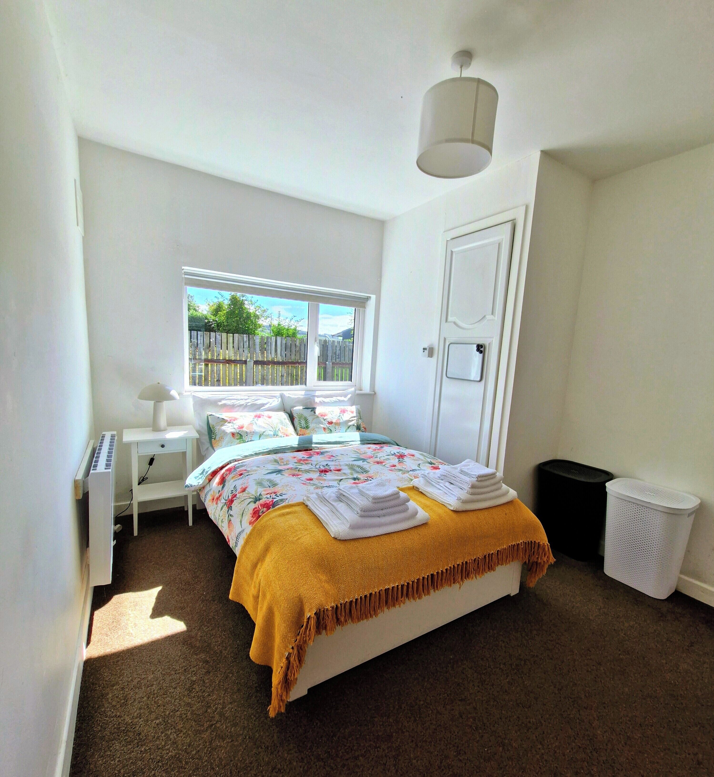 1 dormitorio, tabla de planchar con plancha, wifi y ropa de cama