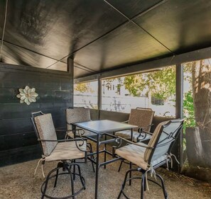 Outdoor dining - Glen Place-2 Bed Apt in Midtown Little Rock-Outdoor Hangout-Easy Parking (Little Rock)