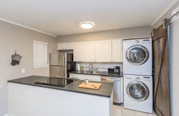 Microwave, oven, stovetop, dishwasher - Glen Place-2 Bed Apt in Midtown Little Rock-Outdoor Hangout-Easy Parking (Little Rock)