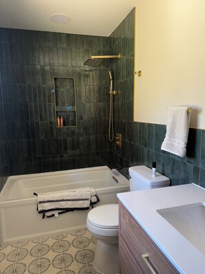 Hårtork, handdukar, tvål och toalettpapper