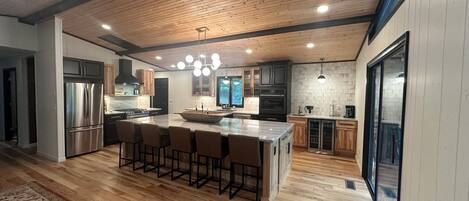 Microondas, horno, placa de cocina, lavavajillas