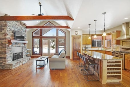 内装. Mountain Retreat-Golf Course-Payette Lake-Brundage-skiing-snowmobiling-Mt biking