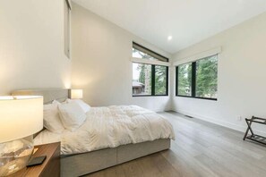 5 Schlafzimmer, Schreibtisch, Bügeleisen/Bügelbrett, Reisekinderbett