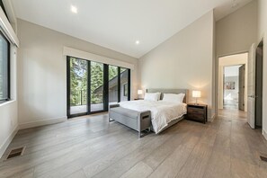 5 slaapkamers, een bureau, een strijkplank/strijkijzer, reisbedje