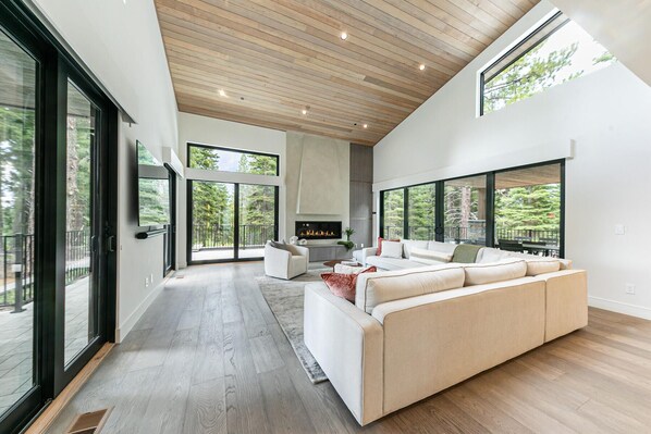 Smart TV, fireplace, DVD player, stereo - Mountain Spa Retreat (Truckee)