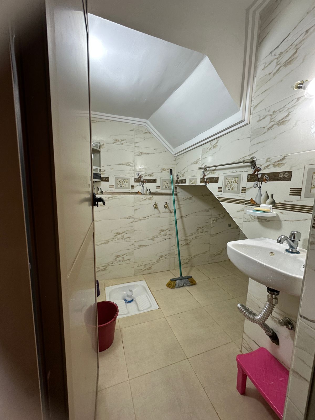 Hårføner, bidé, håndklær og toalettpapir