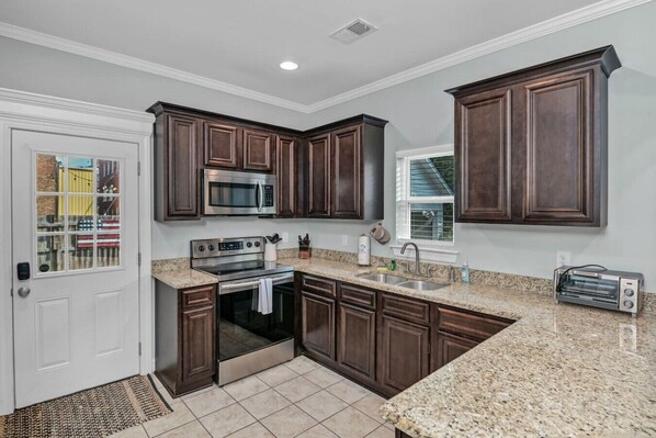 ثلاجة، ميكروويف، فرن، موقد طهي مسطح