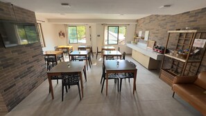 Petit déjeuner complet compris tous les jours