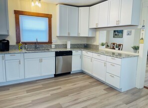 Kjøleskap, ovn, kokeplater og oppvaskmaskin