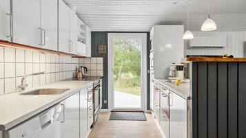 Køleskab, mikrobølgeovn, kogeplade, opvaskemaskine