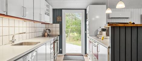 Køleskab, kogeplade, opvaskemaskine, kaffe-/temaskine