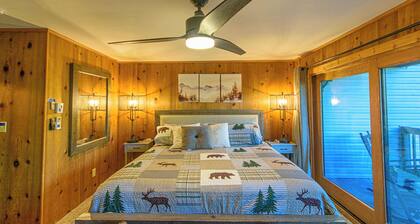 Slope View Chalet: License to Chill - Steps 2 Slopes, AC, Pet Friendly, fire pit