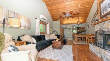 Smart TV, chimenea y libros