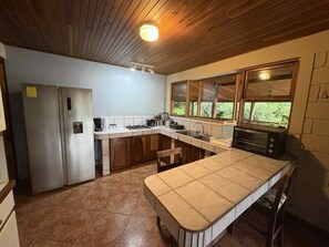 Kühlschrank, Mikrowelle, Herdplatte, Wasserkocher mit Kaffee-/Teezubehör