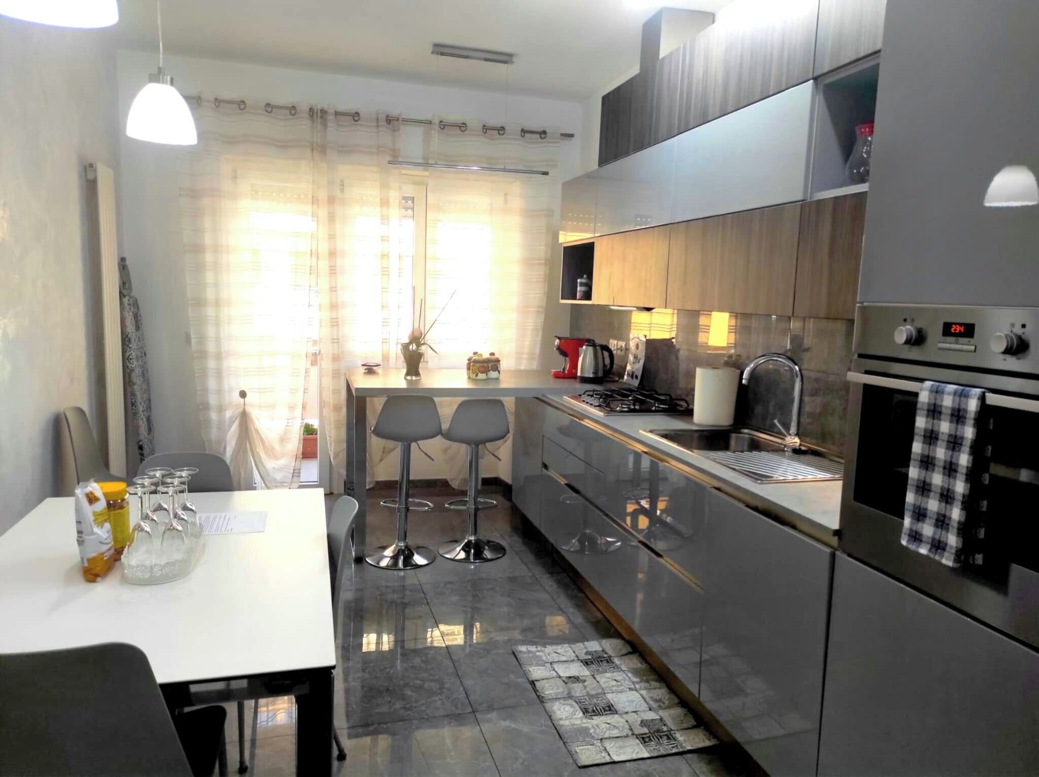 Frigorifero, forno, piano cottura, lavastoviglie