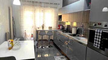 Frigorifero, forno, piano cottura, lavastoviglie