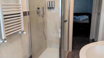Doccia, asciugacapelli, bidet, asciugamani