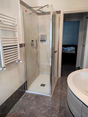 Dusche, Haartrockner, Bidet, Handtücher