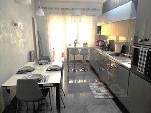 Réfrigérateur, un four, surface de cuisson, lave-vaisselle