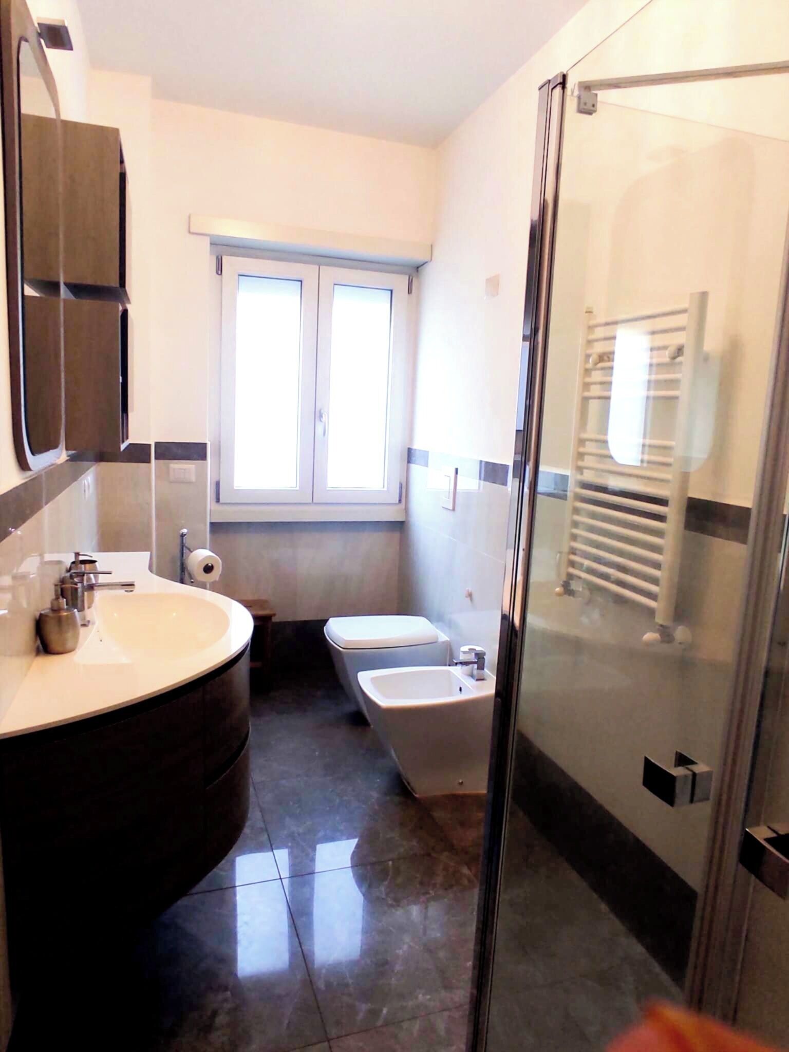 Regadera, secadora de cabello, bidet, toallas 