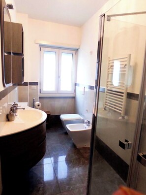 Shower, hair dryer, bidet, towels - La Dolce Roma – Metro A at your doorstep | Near Caffarella Park|Netflix included (Roma)