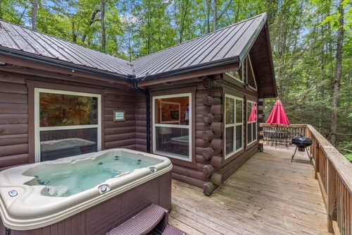 Secluded Identical Bedrooms Attached Baths, Hot Tub, Firepit, Wooded View
