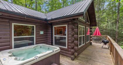 Secluded Identical Bedrooms Attached Baths, Hot Tub, Firepit, Wooded View