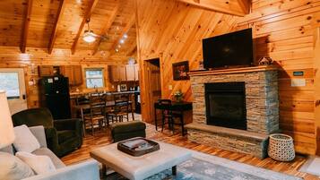 Een smart-tv, een open haard, een dvd-speler en boeken