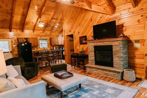 Älytelevisio, takka, DVD-soitin, kirjoja