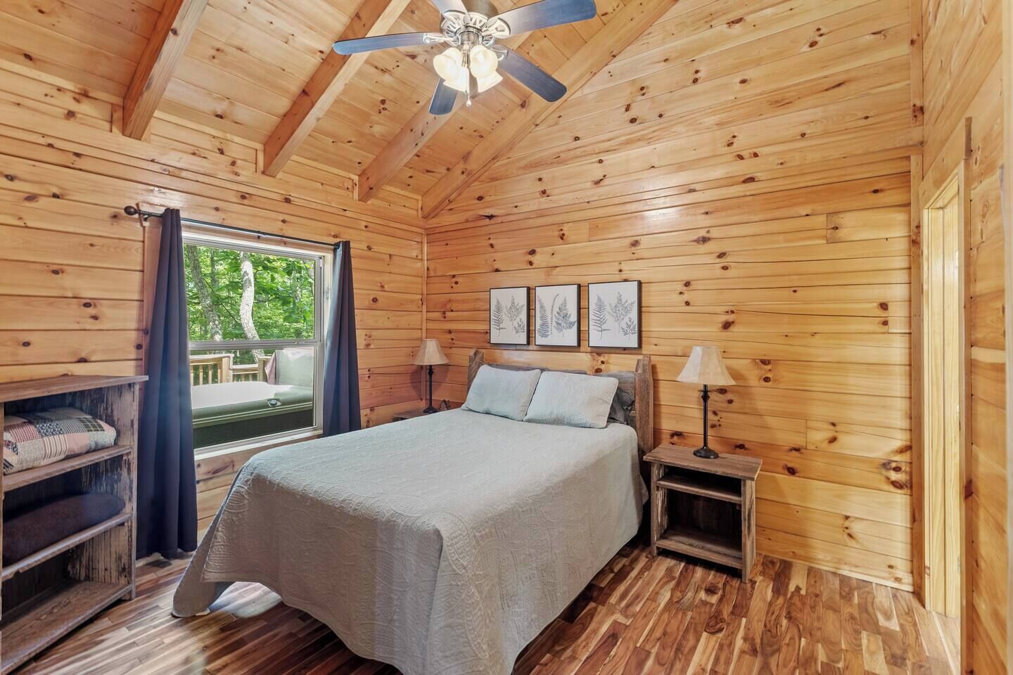 2 makuuhuonetta, työpöytä, ilmainen Wi-Fi, vuodevaatteet