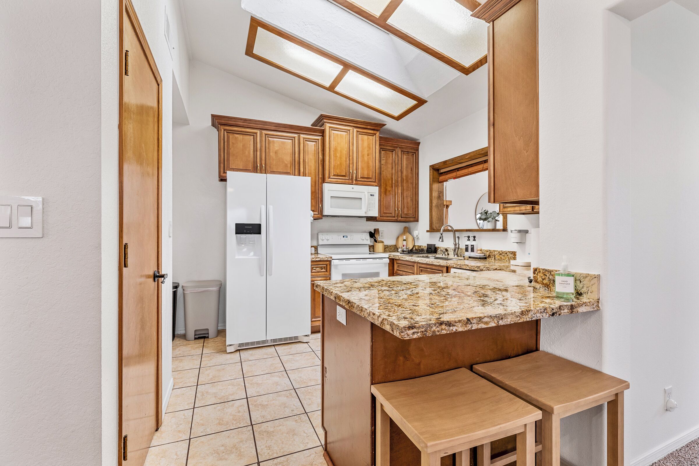 Een magnetron, een oven, een kookplaat, een vaatwasser