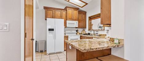 Een microgolfoven, een oven, een kookplaat, een vaatwasser