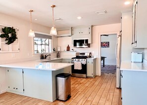 Private kitchen - La Casa Grande – Spacious Retreat for Families & Groups (Yuma)