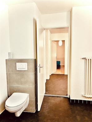 Haartrockner, Handtücher, Seife, Toilettenpapier