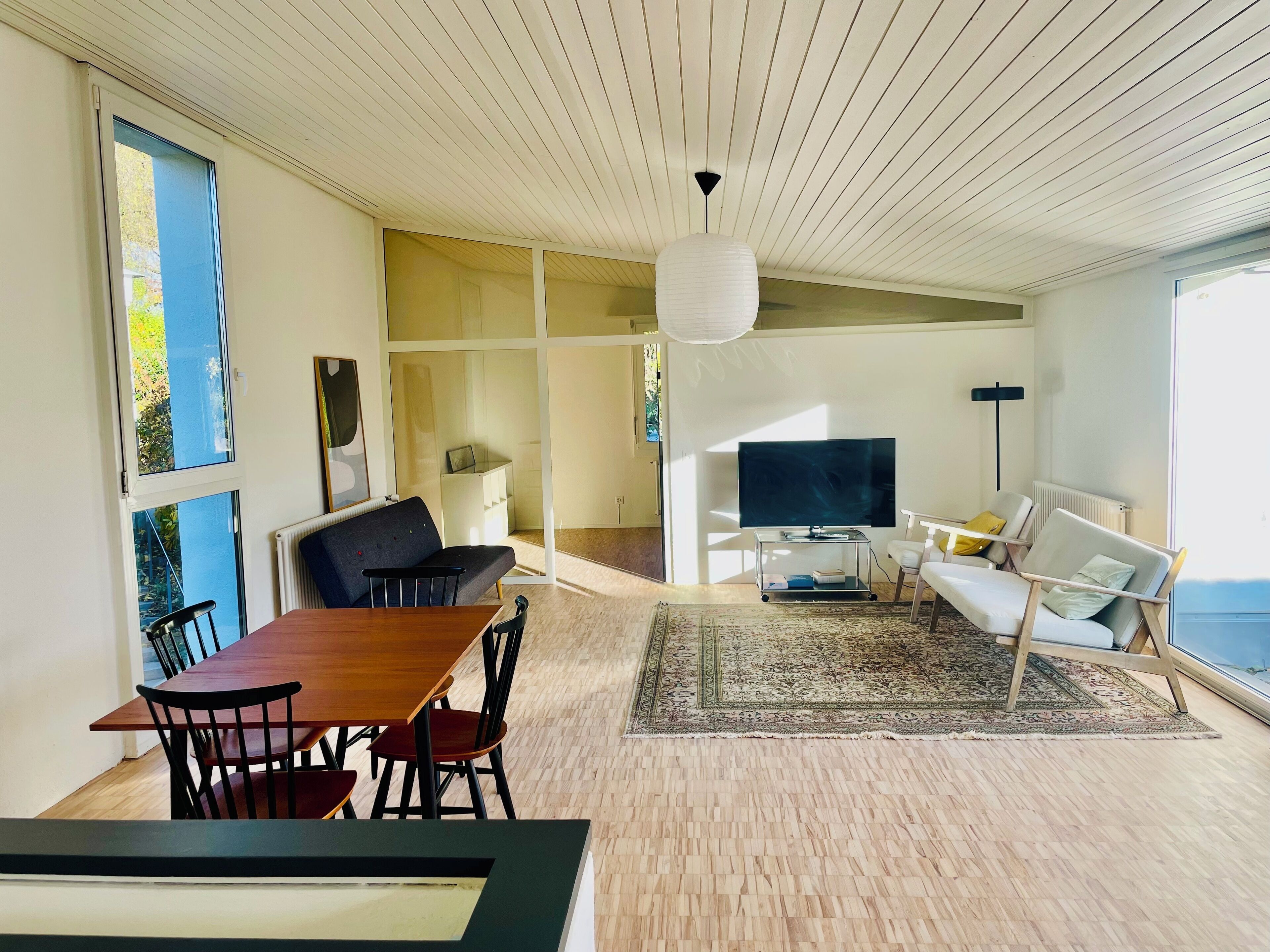 TV connectée, livres, chaîne hi-fi