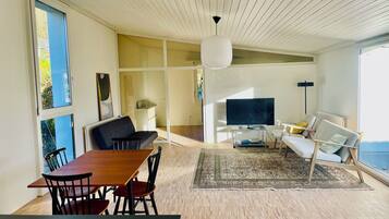 Smart-tv, böcker och en stereo