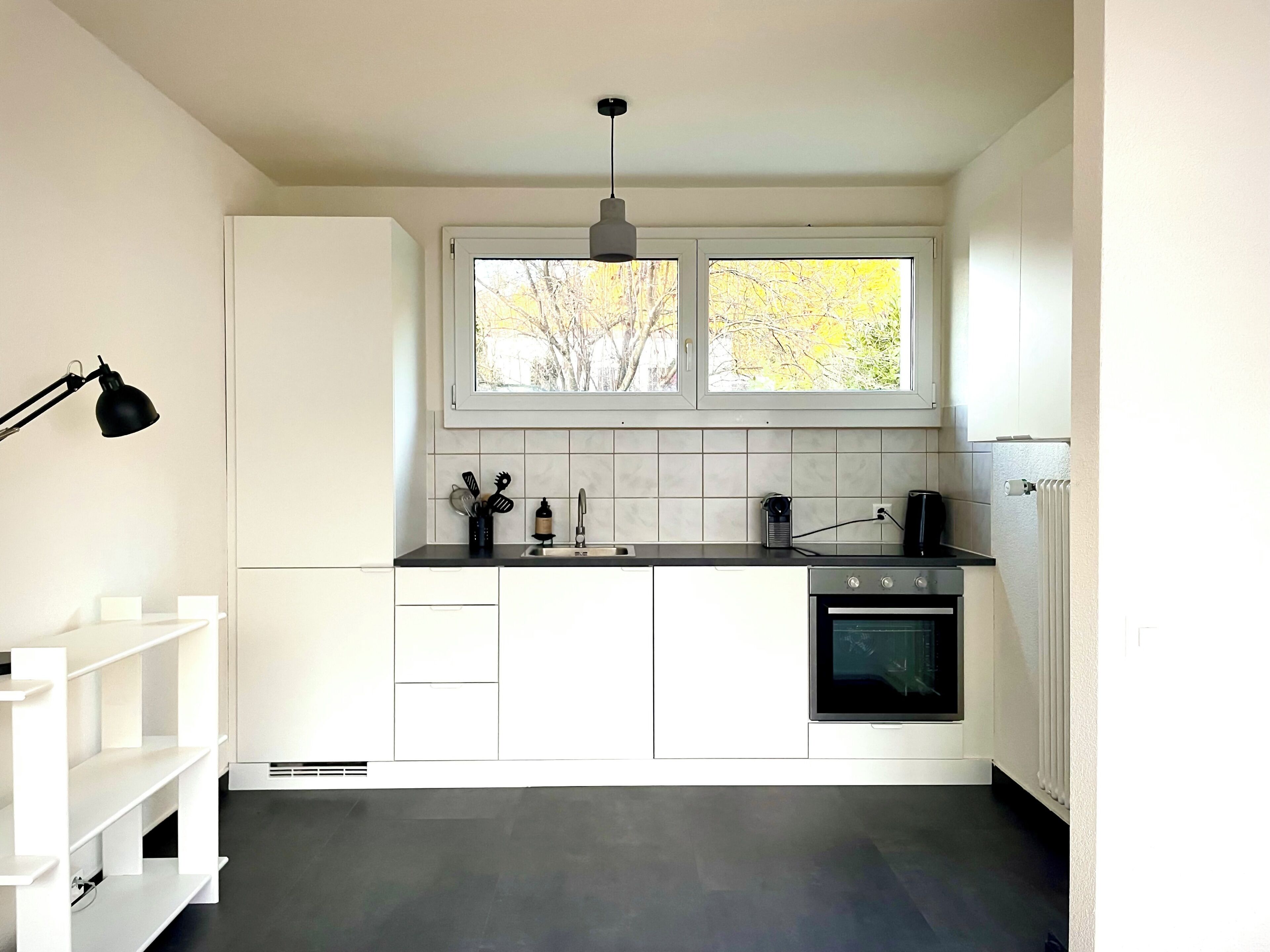 Een koelkast, een oven, een kookplaat, een vaatwasser