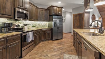 Een koelkast, een magnetron, een oven, een kookplaat